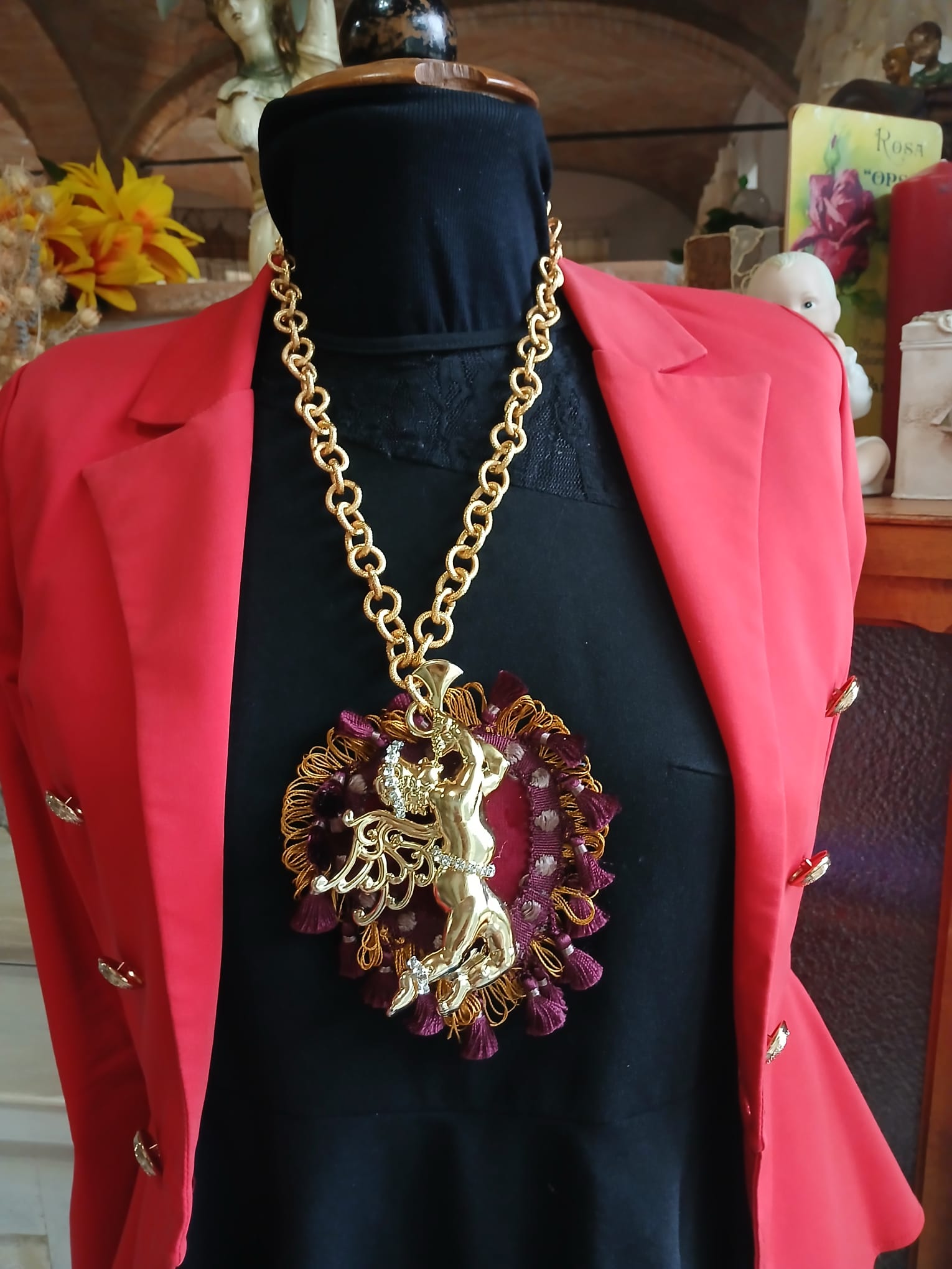 Collana con grande ciondolo putto dorato